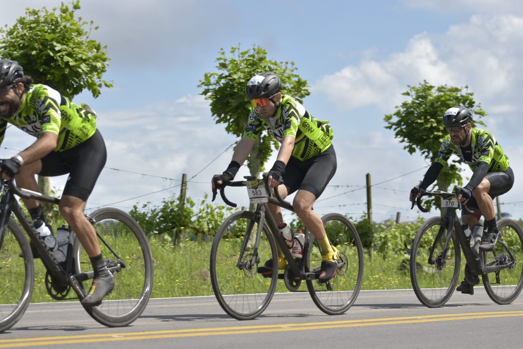 Competidores pedalando com fundo mostrando céu azul e vegetação da serra gaúcha. legenda: GFNY Bento reuniu mais de 800 ciclistas neste domingo, dia 16/10